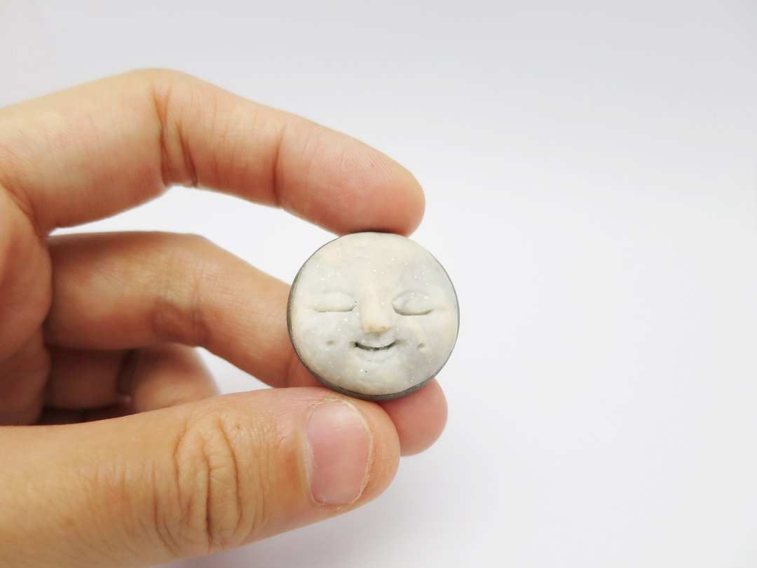 [LineWorkLab]寂寞星球 - 人脸月亮胸针 Lonely Planet - Moon Face brooch - 胸针 - 其他材质 白色