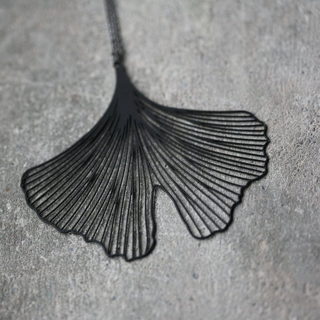 黑银杏项炼 Black Ginkgo Pendant (M) - 项链 - 其他金属 