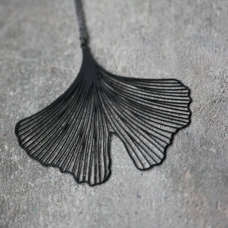 黑银杏项炼 Black Ginkgo Pendant (M) - 项链 - 其他金属 