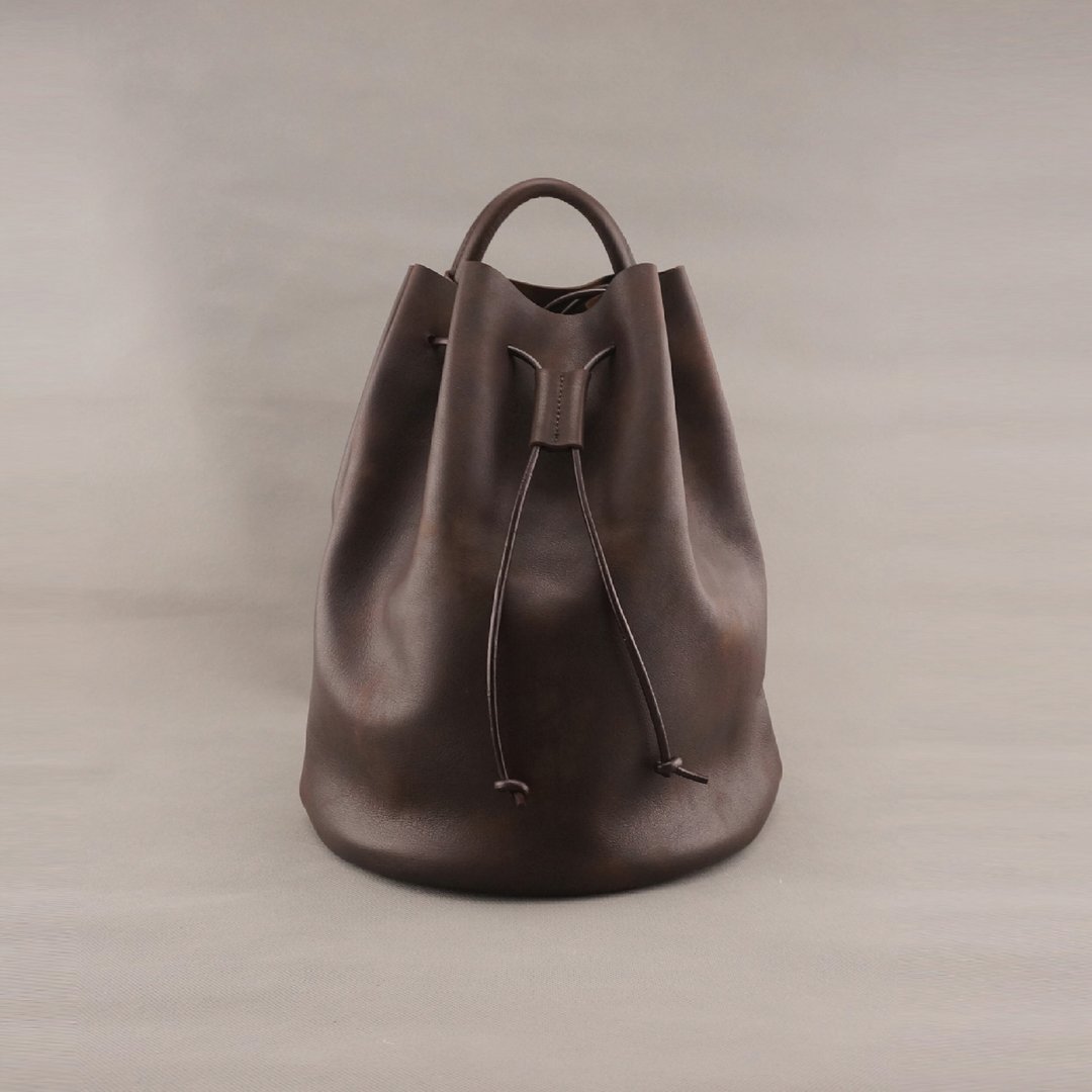 Bert伯特．侧背束口桶包．咖啡豆色 / 皮革 / RRENAE Leatherware - 侧背包/斜挎包 - 真皮 咖啡色