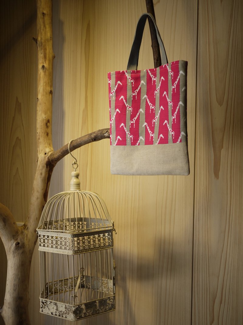 【Katie．C 凯蒂．心．手感生活】轻松提小书袋/午餐包/手挽包/散步包/亲子包=长颈鹿=桃红 - 手提包/手提袋 - 其他材质 红色