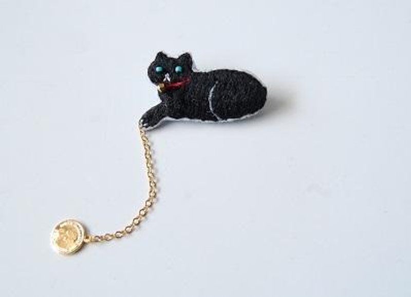 【接单定制】猫咪与硬币坠饰 刺绣胸针 别针 - 胸针 - 羊毛 黑色