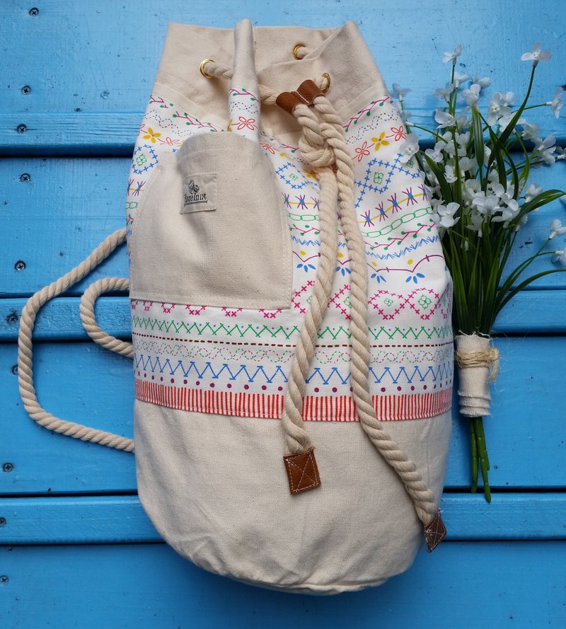 北欧款式特别十字绣印花图案，真皮配料，粗绳背包/肩背包／全棉帆布/手工制 - 侧背包/斜挎包 - 其他材质 白色