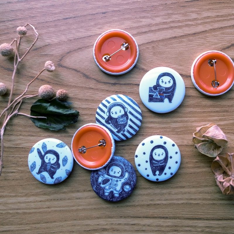 【Paper Moon 黑衣人系列】 黑白曼陀珠 小徽章 32mm - 徽章/别针 - 塑料 黑色