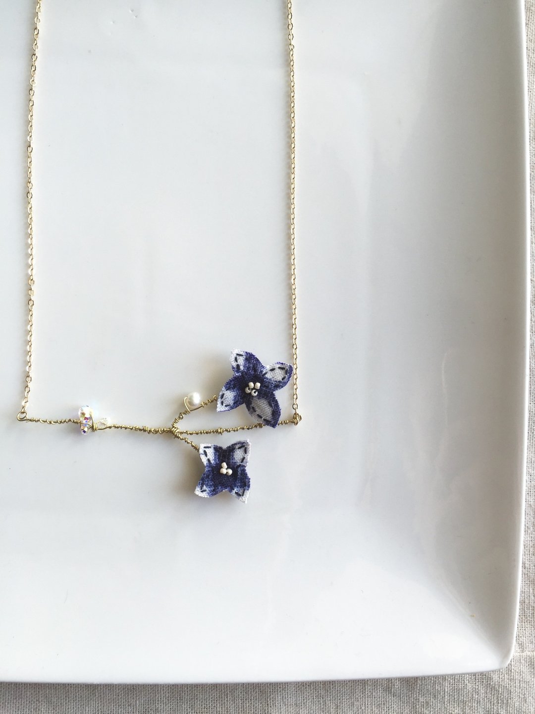 [ Bluesy Mod ] --- Slender Silhouette floret with freshwater pearl & crystal necklace . 黄铜幼线剪型花朵配淡水珍珠与水晶项链 [ 蓝格布] ( BSS7 ) - 项链 - 其他金属 蓝色