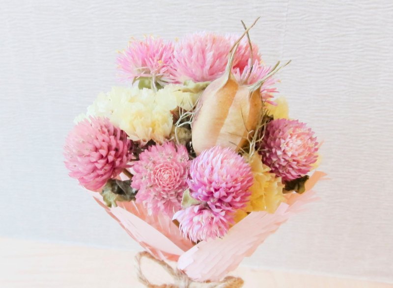 Kinki 手作 淡粉黄迷你小花束 小公主风包装 交换礼物 礼品  婚礼小物  送礼 婚礼布置 伴娘礼 星辰 千日红 黑种草 烟火 疗愈小物 秋天 - 植栽/盆栽 - 植物．花 