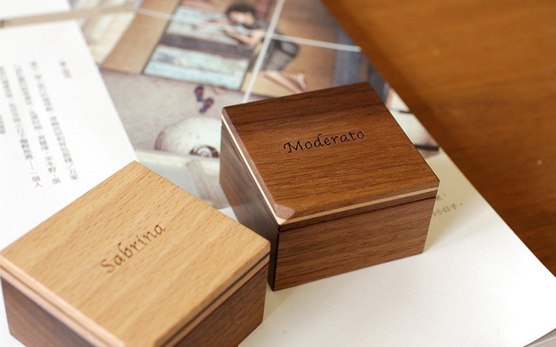 包容-缺角系列 /胡桃木戒盒-深邃经典款 (镭雕刻字需另购) - 戒指 - 木头 咖啡色