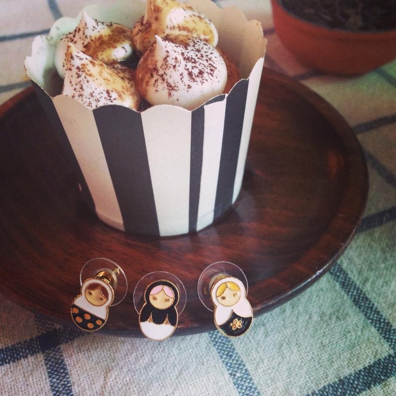 俄罗斯娃娃 手作耳环 - 耳环/耳夹 - 其他金属 黑色