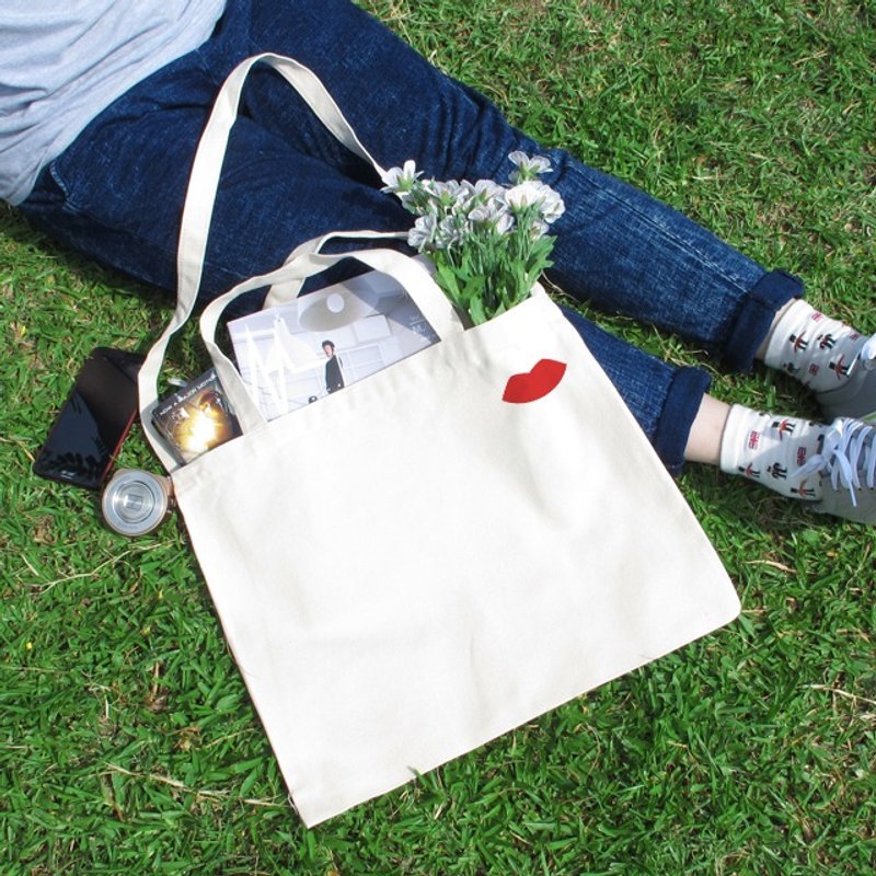 红唇 文创风横式帆布包 - 侧背包/斜挎包 - 其他材质 卡其色