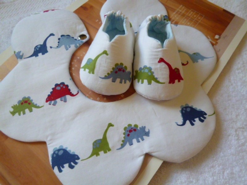 恐龙排排站 弥月礼物 手工婴儿鞋+花形围兜 - 满月礼盒 - 棉．麻 蓝色