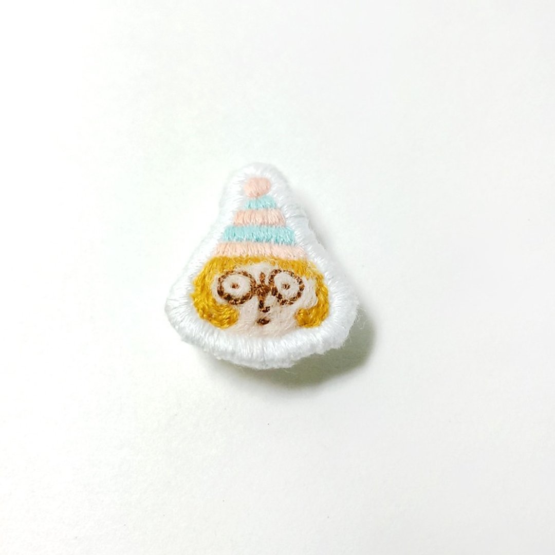 开趴小不点 ★ 手工刺绣扣针 ★ 金发小女孩 - 胸针 - 绣线 多色