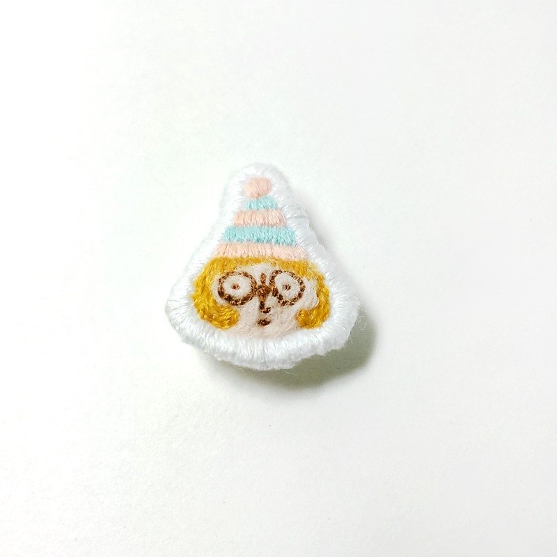 开趴小不点 ★ 手工刺绣扣针 ★ 金发小女孩 - 胸针 - 绣线 多色