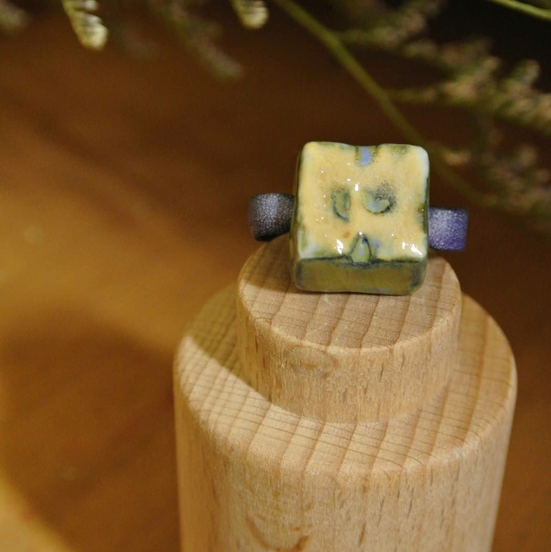 【 T - C 】戒指 皮革 牛皮 日本白瓷 瓷器  限量 自然釉色 无限看不腻色调 摄氏1350高温烧制 - 戒指 - 瓷 