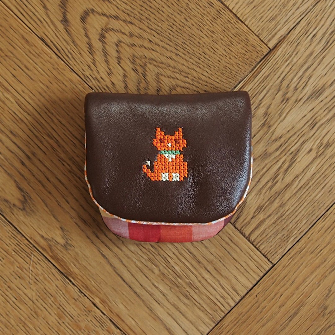 Croxxx 咖啡色羊皮 手工十字绣橙白领巾小猫 拼布 零钱包 - 零钱包 - 真皮 