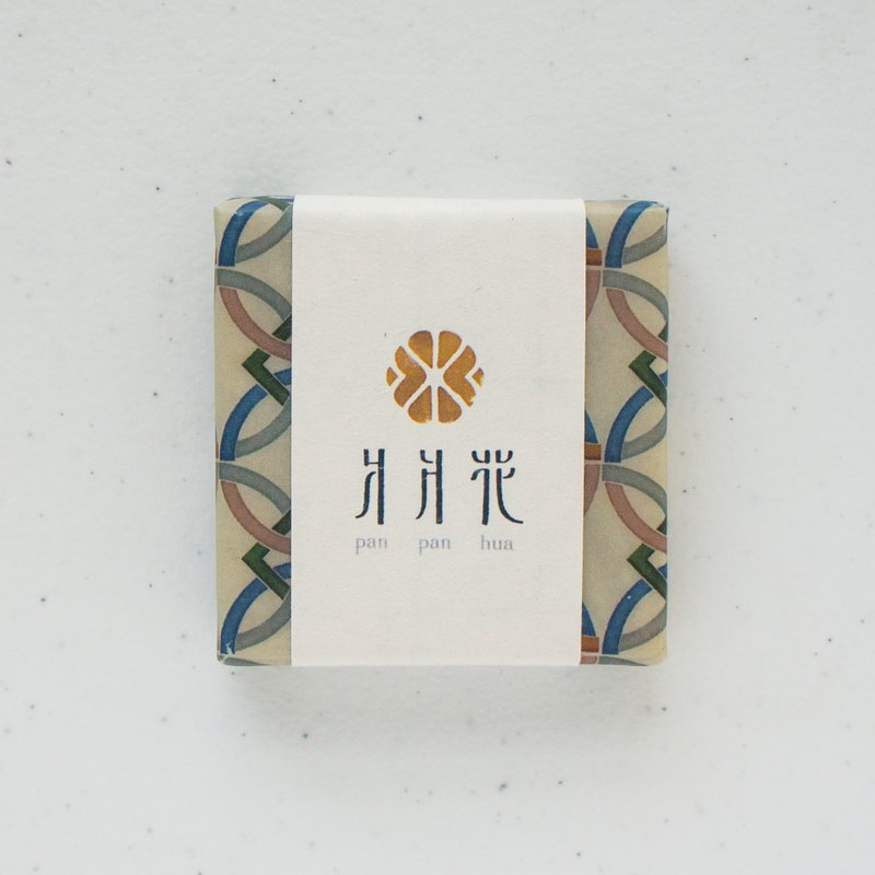 爿爿花 传统瓷砖图样手工皂-1/4系列（九连环马约利卡砖/艾草精油） - 香薰/精油/线香 - 植物．花 