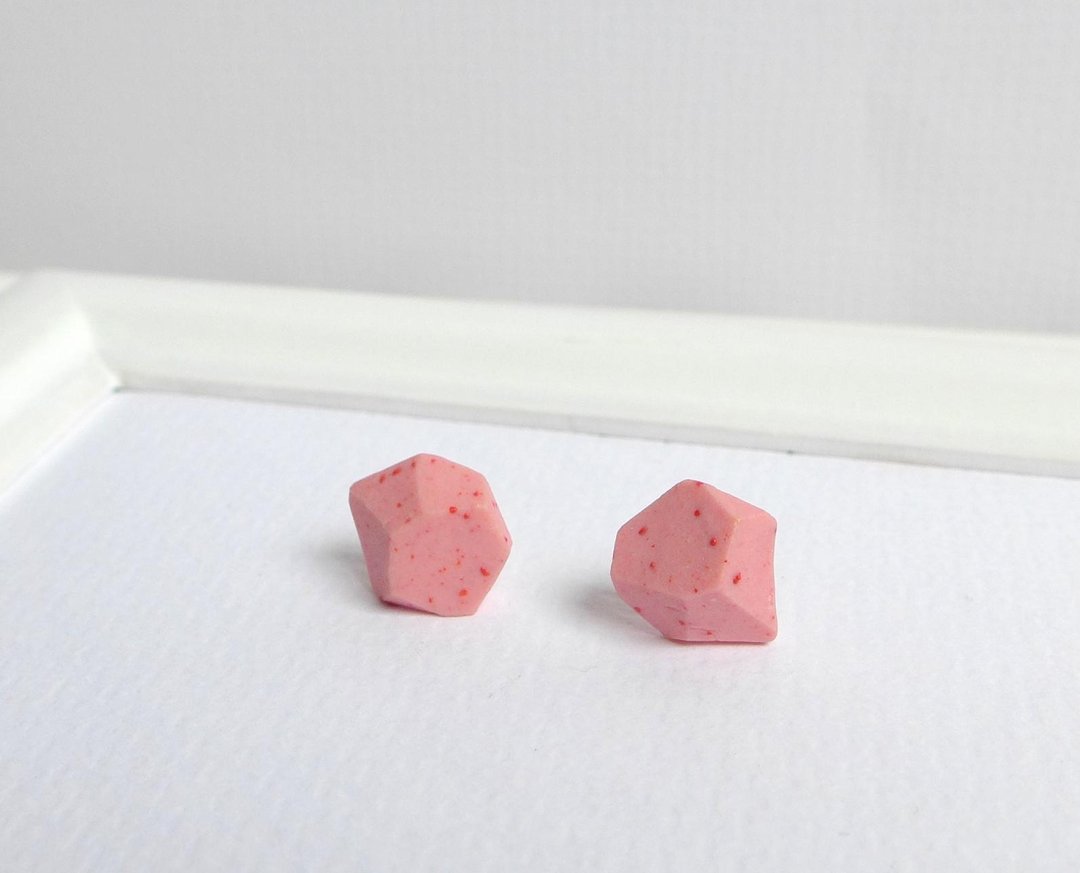 【N.U. Studio】陶瓷系列 随性立体个性 粉色草莓糖耳环(可改夹式耳环) - 耳环/耳夹 - 其他材质 粉红色