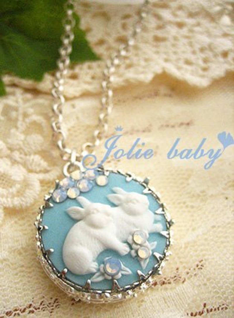 [Jolie baby]游兔---雾银水钻浮雕双兔镶边项炼 - 项链 - 其他材质 