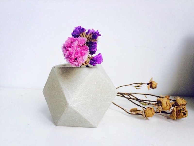 JokerMan / 0 - 居家＆办公室&室内小森林＆办公桌疗愈纾压小物-几何三角四方水泥容器・摆饰・花器（附点缀花饰） - 摆饰 - 水泥 灰色