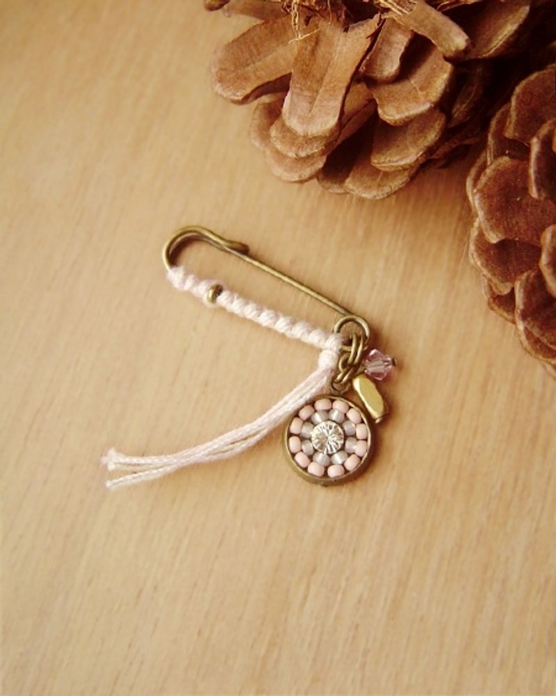 :: 小花砖 :: 马卡龙(粉)。小别针。Swarovski水晶。圆。拼贴。黄铜。流苏 - 胸针 - 其他金属 粉红色