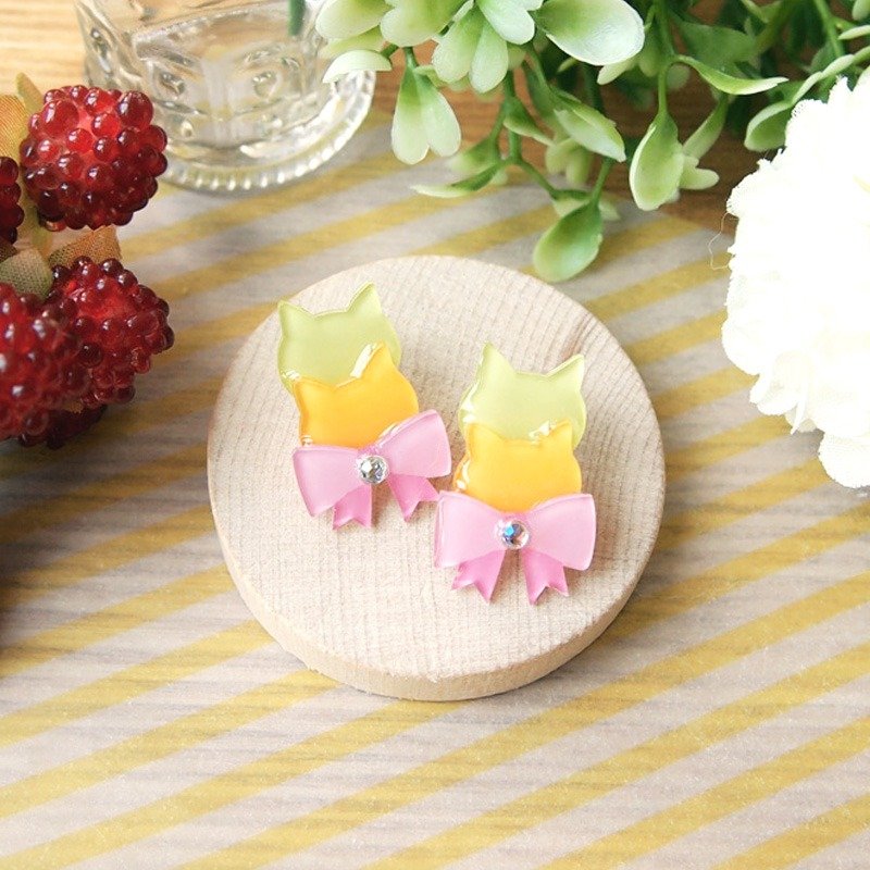 Meow原创手作粉色系优雅蝴蝶猫咪耳环(可改夹式) - 耳环/耳夹 - 塑料 粉红色