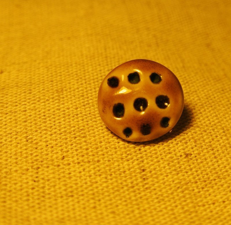 【 咖啡饼干 】单边耳环 耳环 白瓷 限量一只 手工 礼物 - 耳环/耳夹 - 其他材质 多色