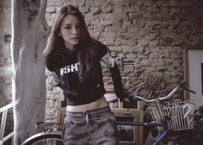 【S.H In Taiwan】It s S.H.I.T.系列_来自台湾双帽T_露腰女版 - 女装上衣 - 棉．麻 黑色