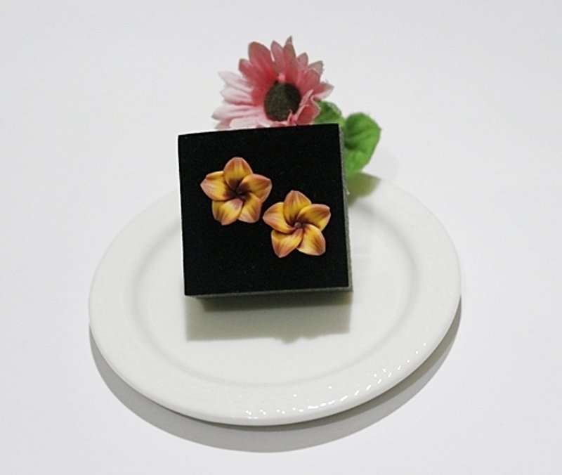 不锈钢X树脂 <鸡蛋花>－针式耳环－<限量*1> #无法更改成夹式耳环 - 耳环/耳夹 - 硅胶 橘色