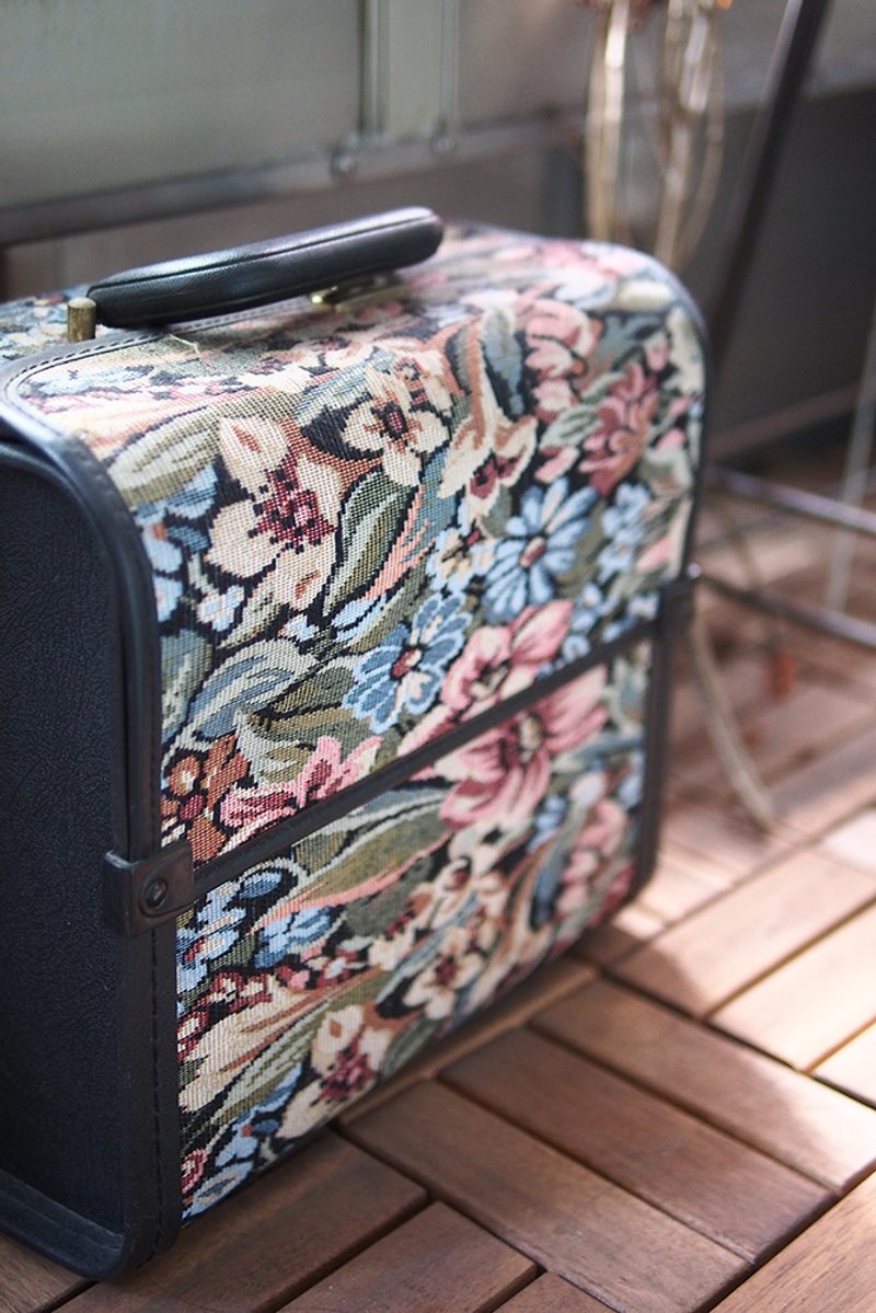 【Banana Flyin'】复 古 提 花 布 料 扣 环 手 提 古 董 箱 - 手提包/手提袋 - 纸 