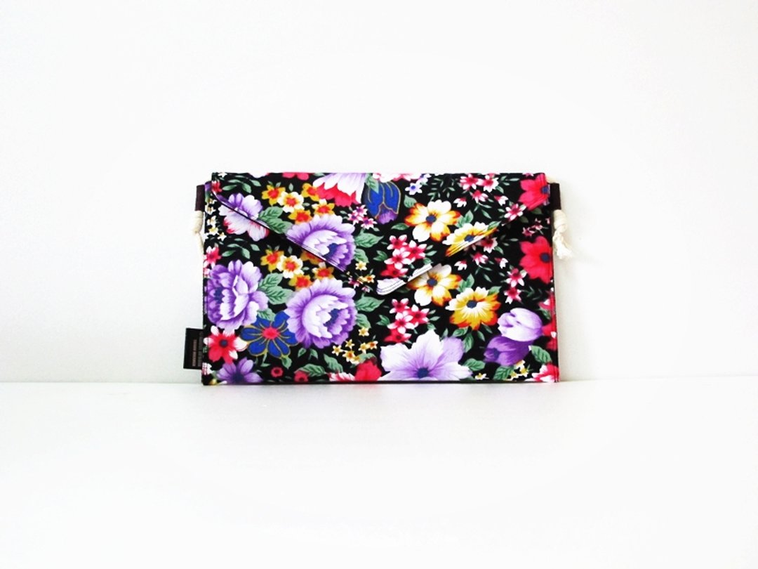 【手拿包/侧背包/信封包/Dream Bag-复古黑底小花花】母亲节首选 - 手拿包 - 其他材质 