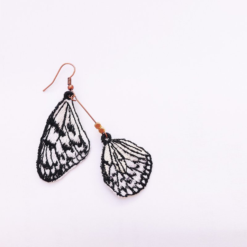 ［织林］刺绣。蝶羽耳环（双翅） / 大白斑蝶 Idea leuconoe clara - 耳环/耳夹 - 绣线 白色
