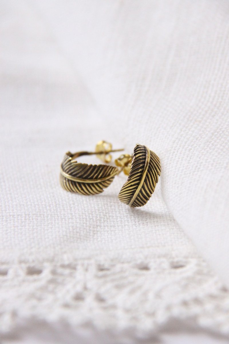 Feather earrings by linen. - 耳环/耳夹 - 其他金属 