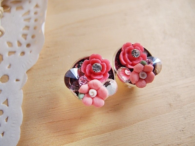 西西丫法 ◎ 初春 x 繁花盛开 x 玫红系五瓣花 x 水钻 x 飞碟水晶片 x 贴耳夹式耳环】免耳洞专用 - 耳环/耳夹 - 其他材质 红色