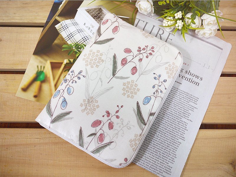 纯白花草防水宝宝&妈妈手册/布书套/万用收纳套 - 其他 - 防水材质 白色