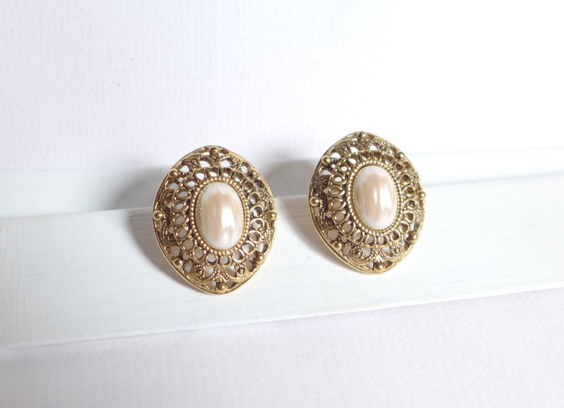 【Studio 5629】Vintage 西洋古董饰品 AVON宫廷珍珠夹式耳环(有标记) - 耳环/耳夹 - 其他金属 金色