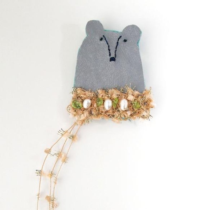 Fashionable bear brooches 001 [Made to order] - 胸针 - 其他材质 灰色