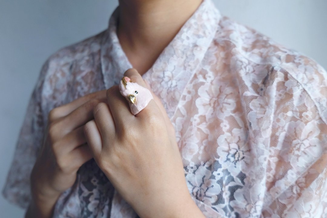 Molly Cockatoo Ring, Handmade hi-quality enamel jewellery. - 戒指 - 铜/黄铜 粉红色