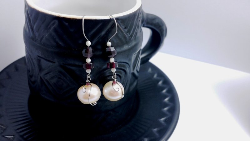 耳环。珍珠上的红石榴 - 耳环/耳夹 - 宝石 粉红色