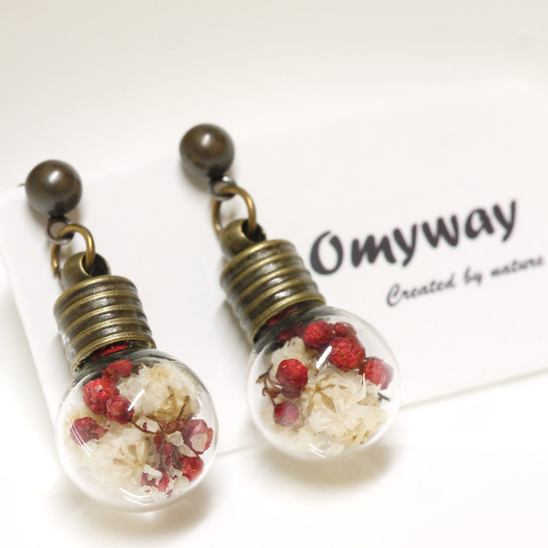 “爱家作-OMYWAY”DIY 手工制作 干花 押花 闪粉 米草 红色 满天星  灯泡 玻璃球 耳钉 耳环 - 耳环/耳夹 - 玻璃 白色