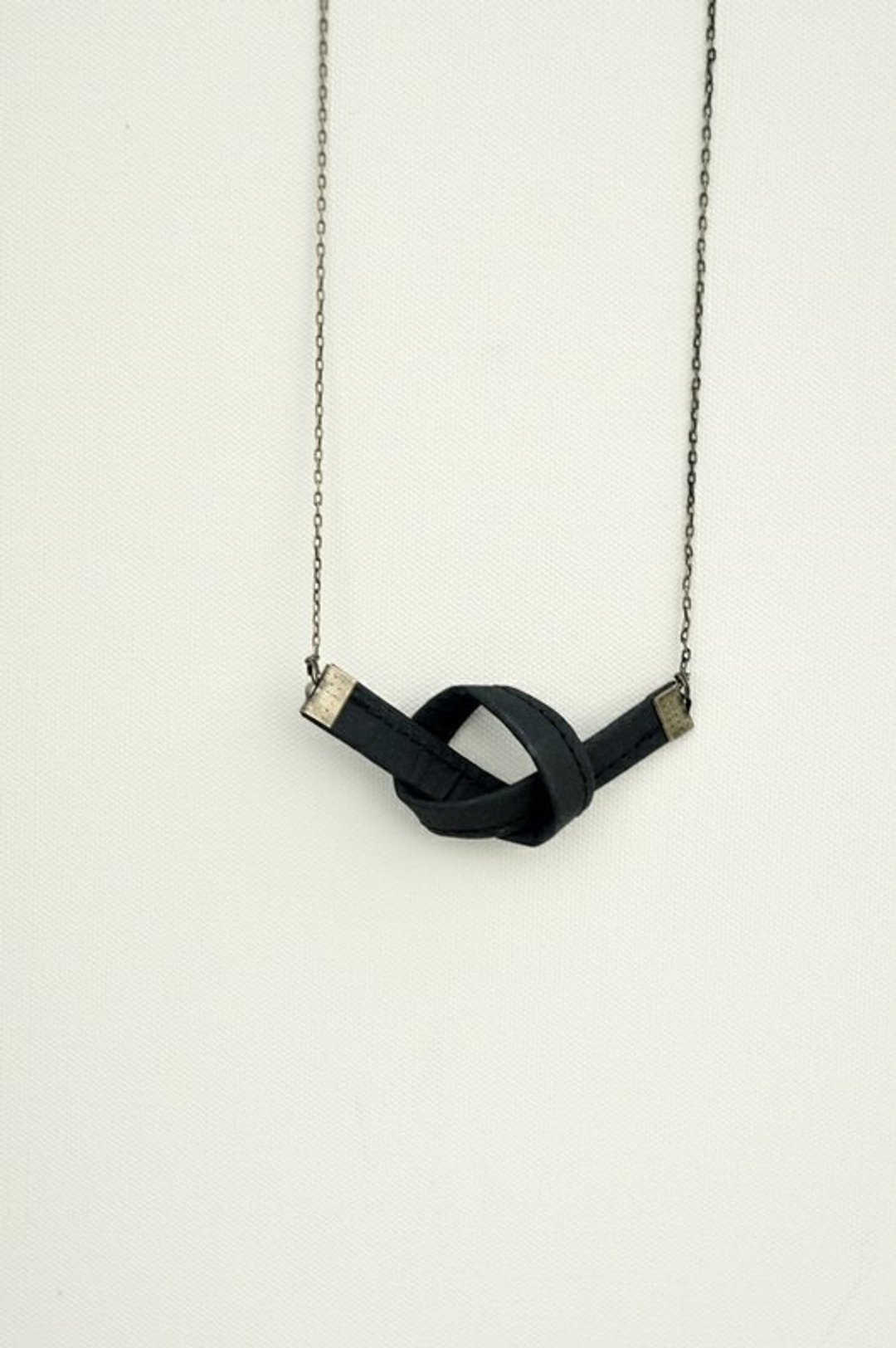 “Paper Jewelry”直线的练习no.5 -knot 结 - 项链 - 纸 黑色