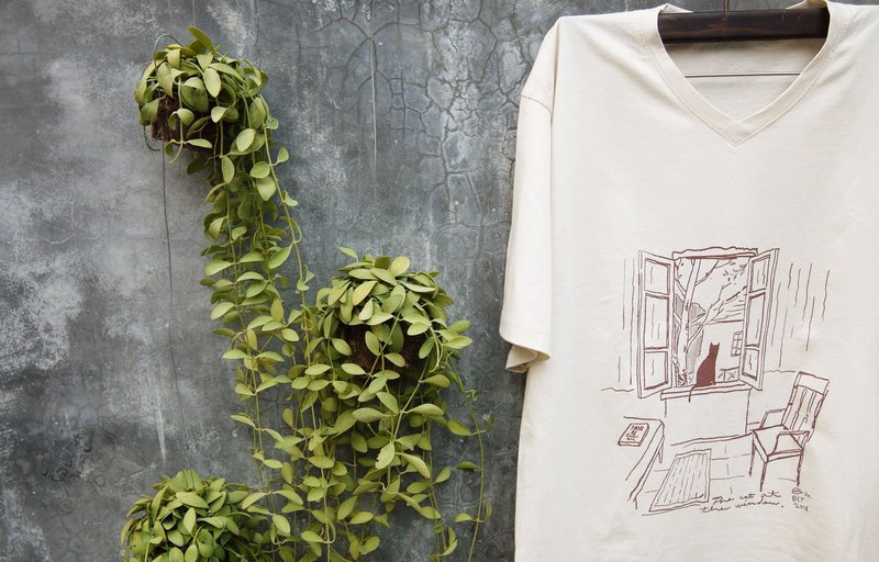 窗台旁的猫 V领天然有机棉 T-shirt （cat on the window） - 中性连帽卫衣/T 恤 - 棉．麻 咖啡色
