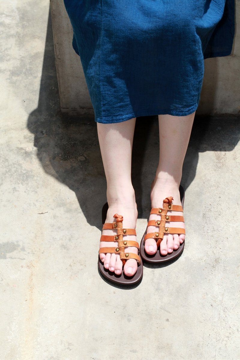 ▲△▲△▲预购▲△▲△▲ 阡陌铆钉夹脚女拖鞋 浅褐（8/24结单） - 女款休闲鞋 - 真皮 咖啡色