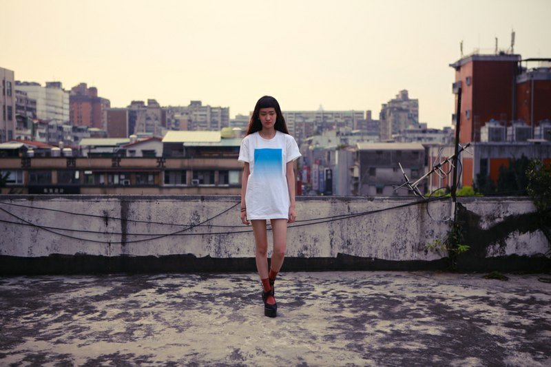 WEEKEND HIPPIE - │ NO.63 渐层-水蓝 │ PHOTOGRAPH POSTER T-SHIRT - 女装 T 恤 - 棉．麻 