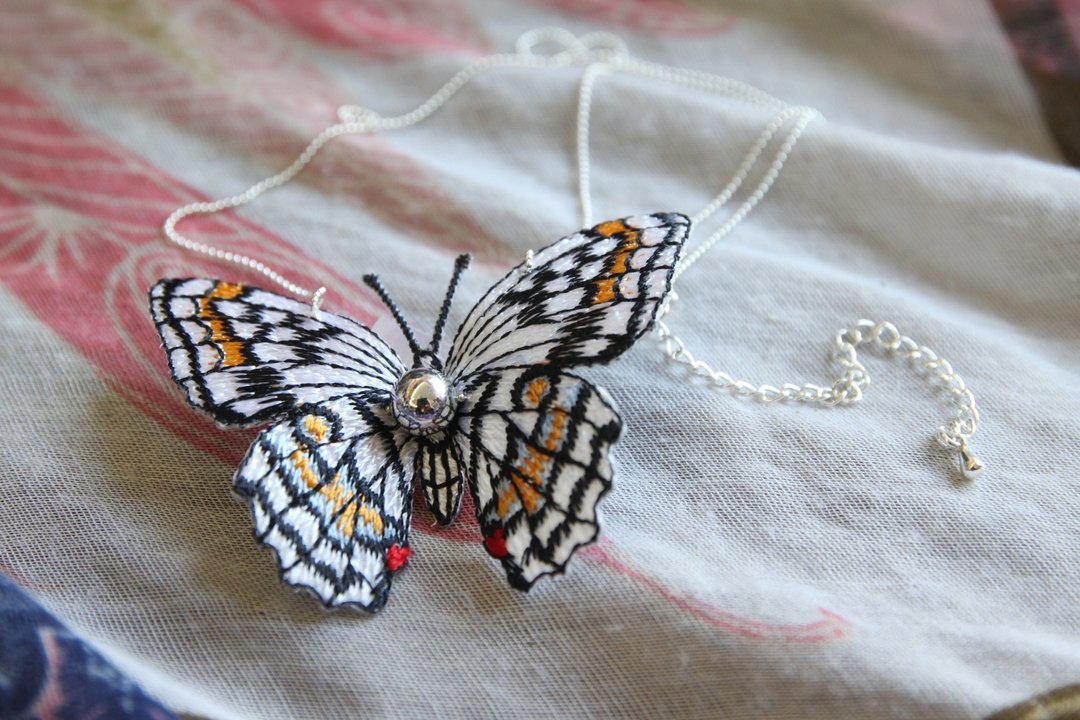 Butterfly  embroidery pin和风布蝴蝶项链 － 白黄色 - 项链 - 其他材质 白色