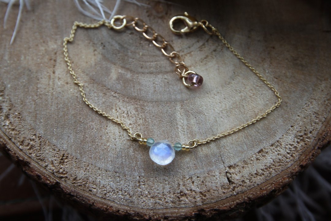 Gold-plated bracelet with moonstone超美质素的天然蓝光胖心形月亮石配全透蓝色碧茜小珠 镀金手链 - 手链/手环 - 宝石 蓝色