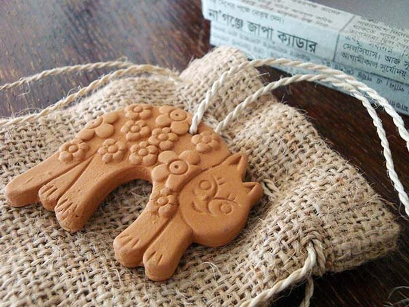 地球树Fair trade&Eco-“手工陶系列”-花猫与小猪室内扩香器 - 香薰/精油/线香 - 其他材质 卡其色