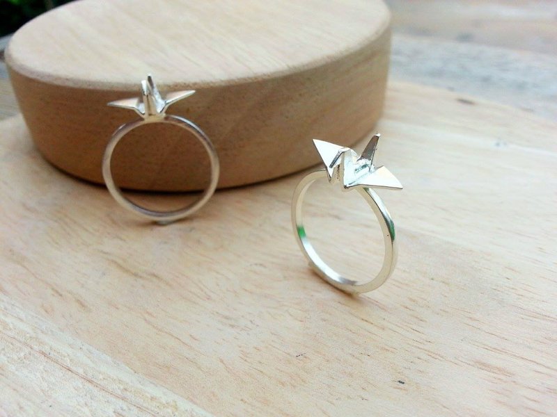 Smile More  纯银折鹤戒指 - 耳环/耳夹 - 植物．花 灰色