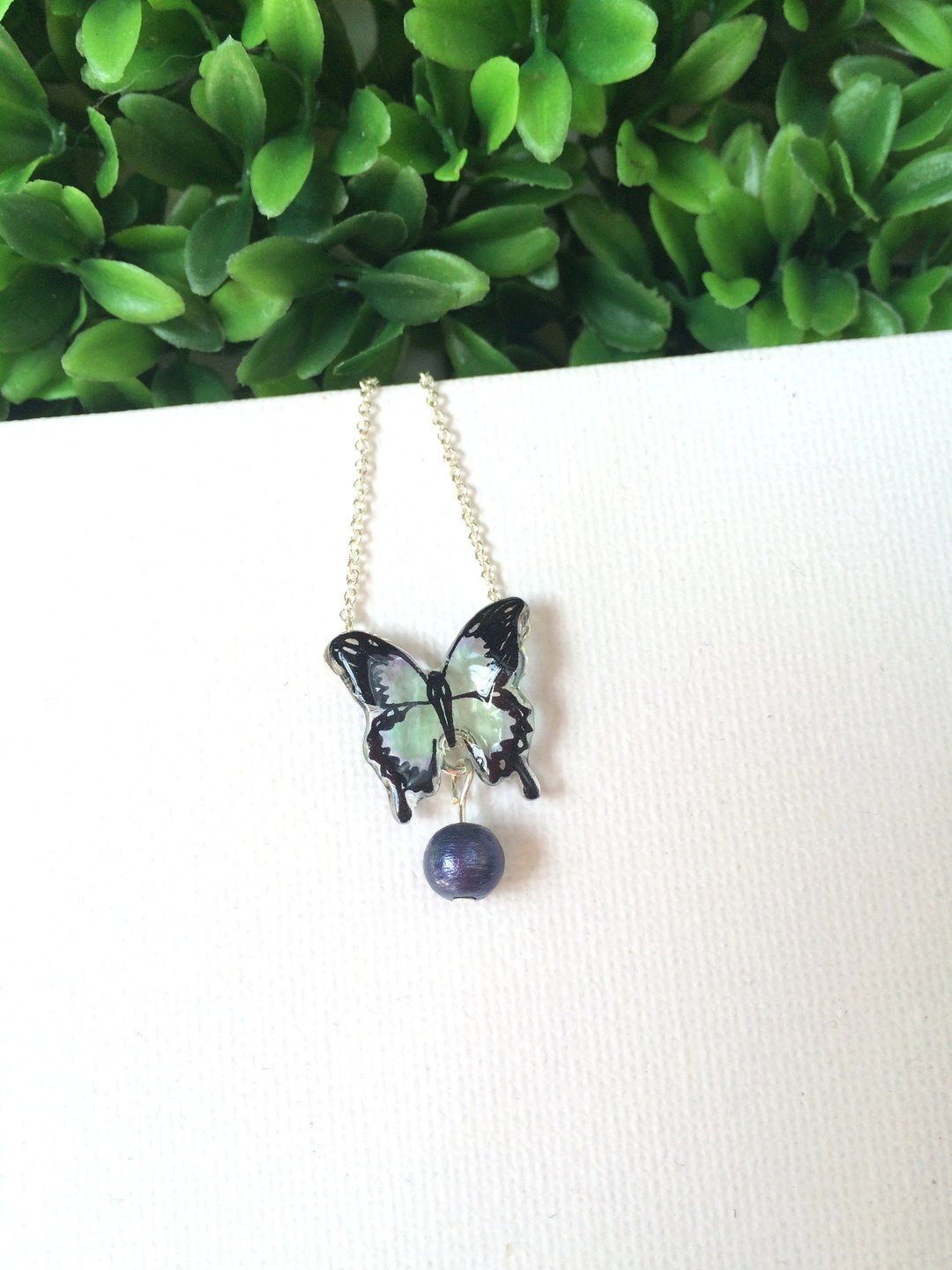 *Haku·Neko* 蓝色手绘蝴蝶深蓝棉棉珠颈链 (中蝴蝶) - 颈链 - 塑料 蓝色
