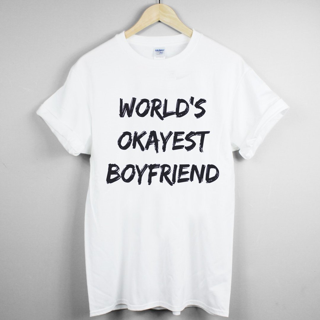 World's Okayest Boyfriend短袖T恤-2色 全世界最OK的男朋友 文青 艺术 设计 时髦 文字 时尚 - 男装上衣/T 恤 - 其他材质 多色