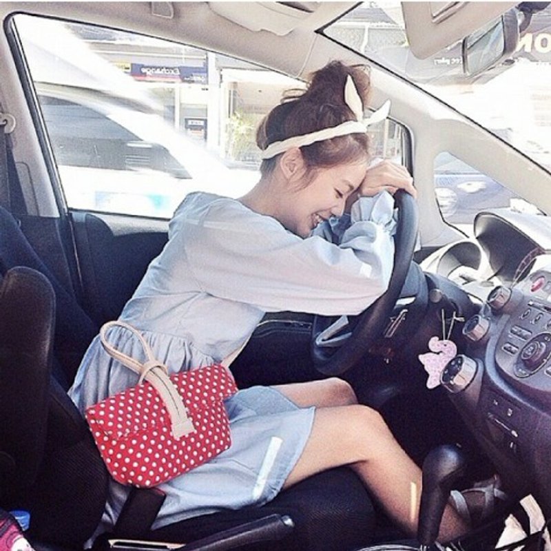 【迷你交叉相机包】： 草莓点点花布 - 侧背包/斜挎包 - 其他材质 黑色