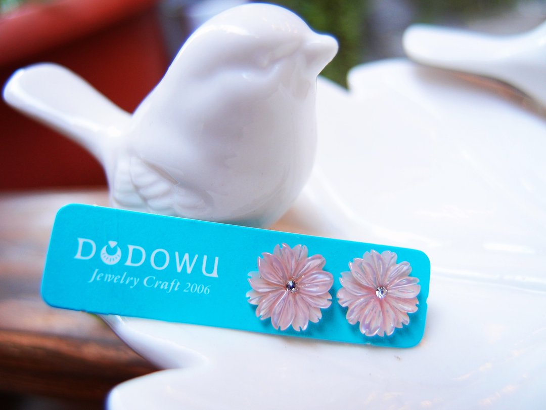 《DODOWU手作轻珠宝》 【天然粉红蝶贝巧雕耳环※钛钢抗过敏耳针】可以作夹式 - 耳环/耳夹 - 宝石 粉红色
